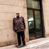 L�unico cliente che ha voglia di sbottonarsi un po�, il 50enne Giuseppe Di Cosmo, che si lascia fotografare all�esterno del salone in strada Intendenza